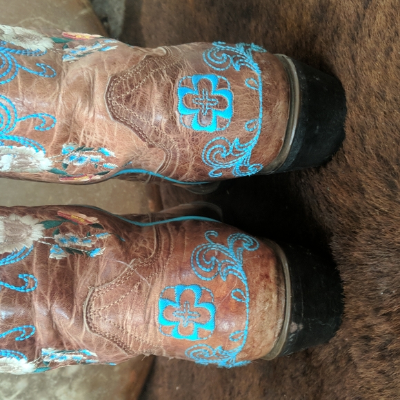 Macie Bean Shoes Macie Bean Rose Garden Distressed Leather Floral